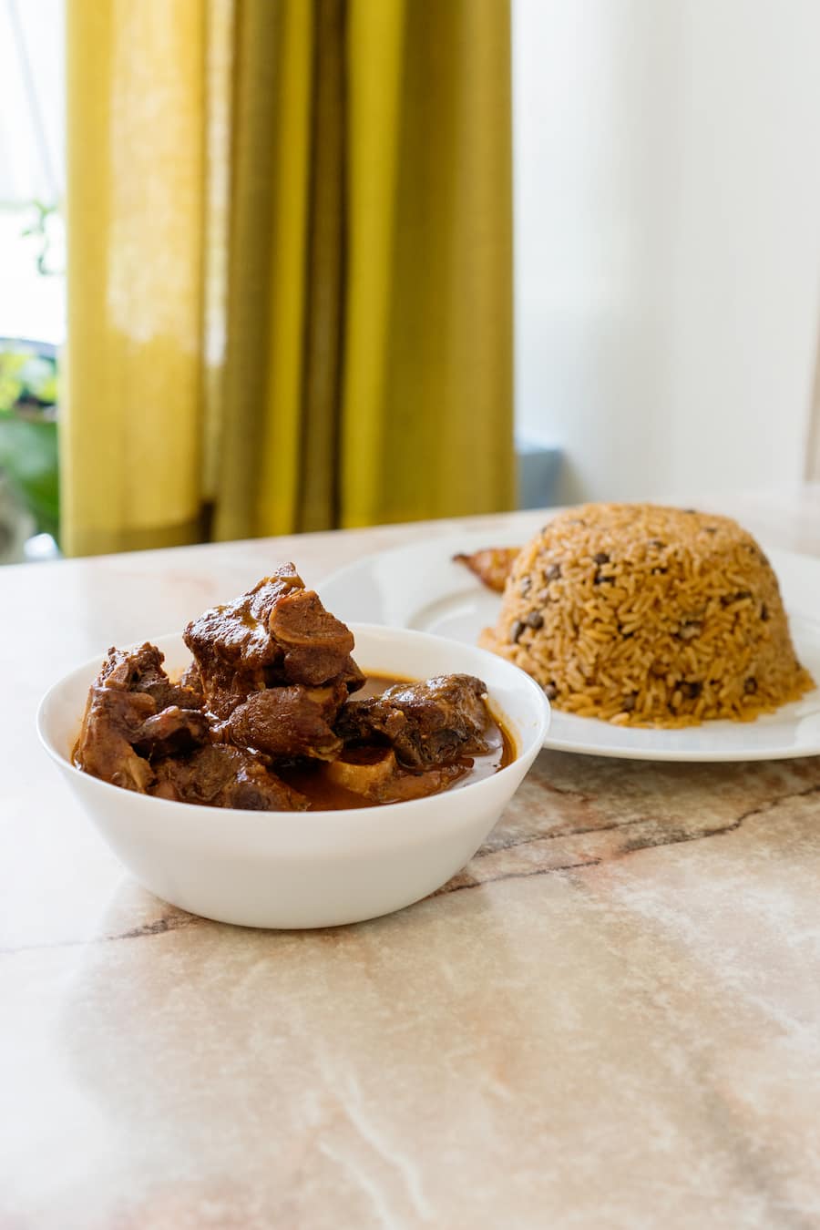 Chivo guisado Ziegenfleisch Eintopf Schmorgericht im Delicias Latinas mit Moro de Guandules Straucherbsen Reis Badenerstrasse Lochergut