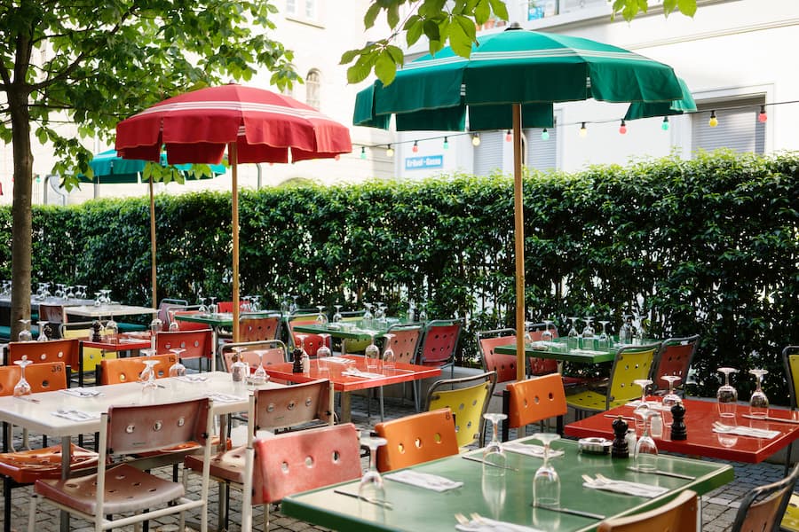 Von den Secondo klingt das «Finanziera di capretto e agnello» (übersetzt als Innereien-Ragout vom Stanser Milchgitzi und Lamm) mit Morcheln und frischen Erbsen verlockend, kann die Erwartungen aber leider nicht gänzlich erfüllen. Weder Herz, Nierli und Leberli noch die Pilze setzen nennenswerte Geschmacksakzente. Aufgrund der fehlenden Sauce ist das Gericht ausserdem eher auf der trockenen Seite. Tadellos dafür die Beilage: Sämiges Weissweinrisotto mit angenehmen Biss. Ebenfalls für versöhnliche Stimmung s