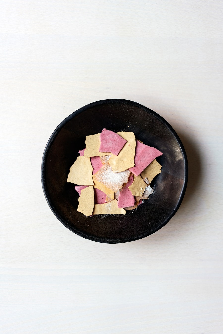 Caramel-Beeren-Meringue mit Beeren-Parfait und Rhabarberkompott