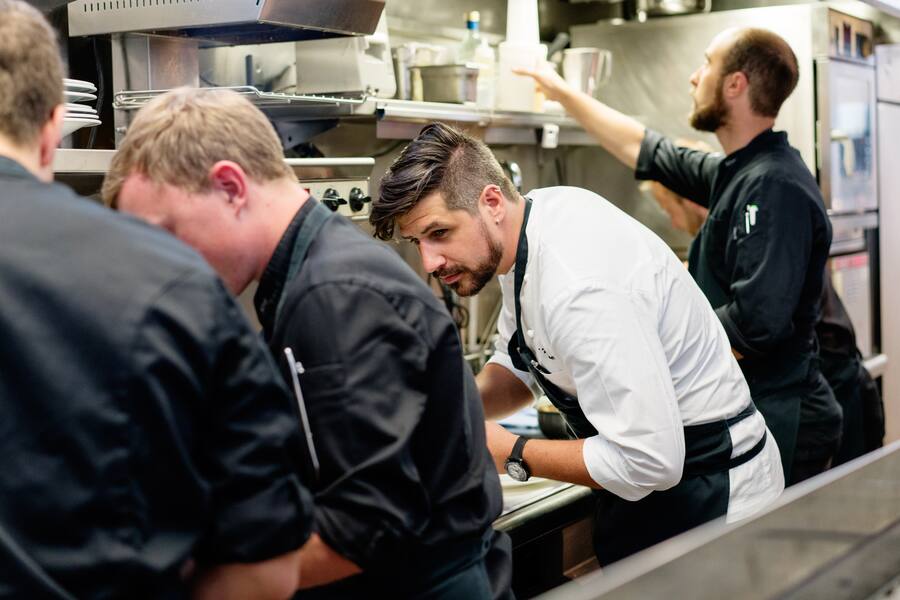 Sven Wassmer aus Vals kocht in Zürich Gault Millau