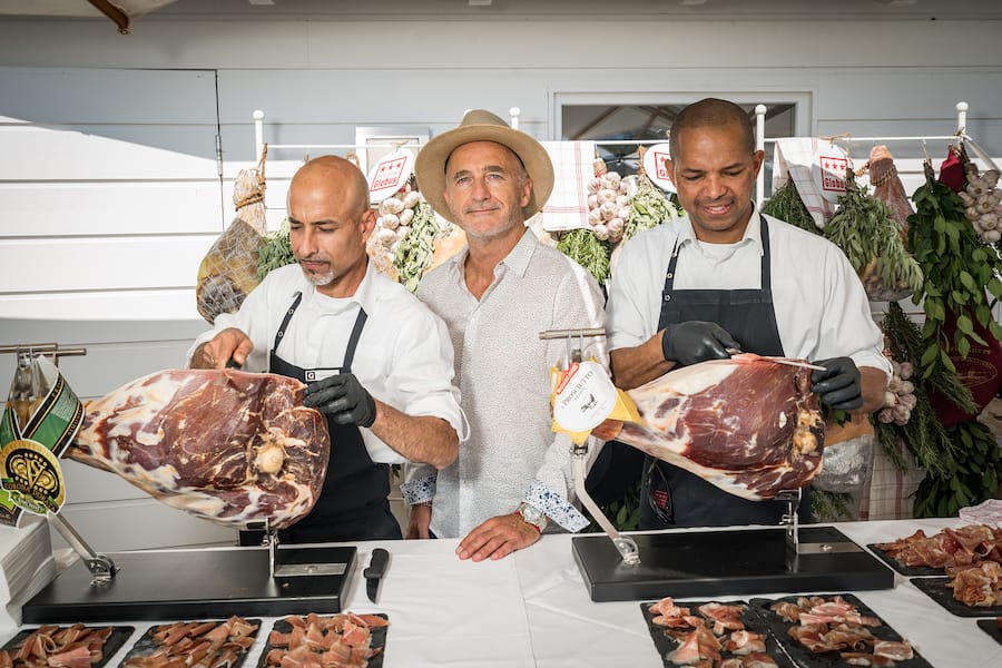 Globus-Foodscout Richard Kägi mit Rohschinken an der Garden Party