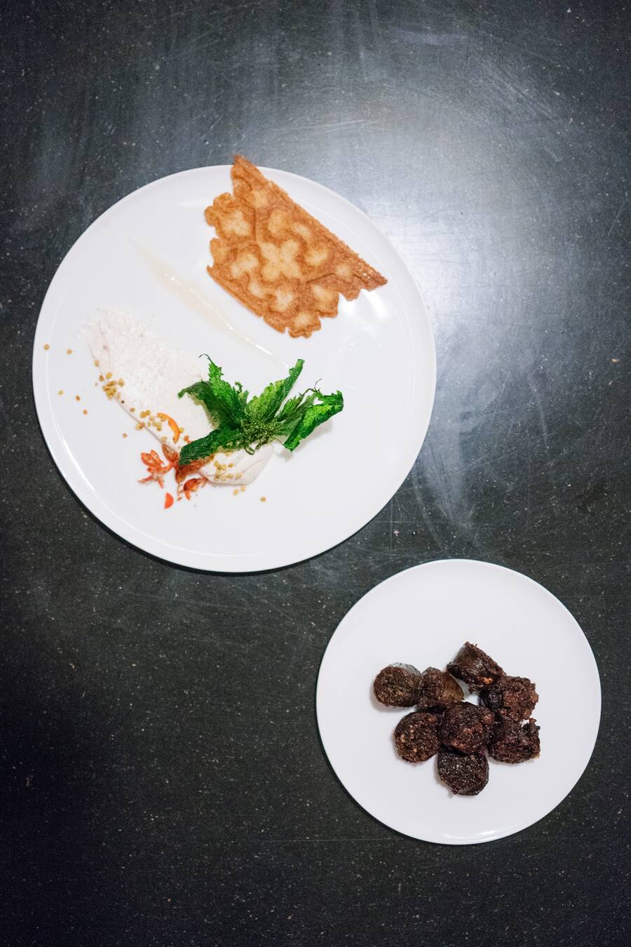 Innereienwurst mit Frischkäse, frittierter Brennnessel, Hagebutte und Bretzeli