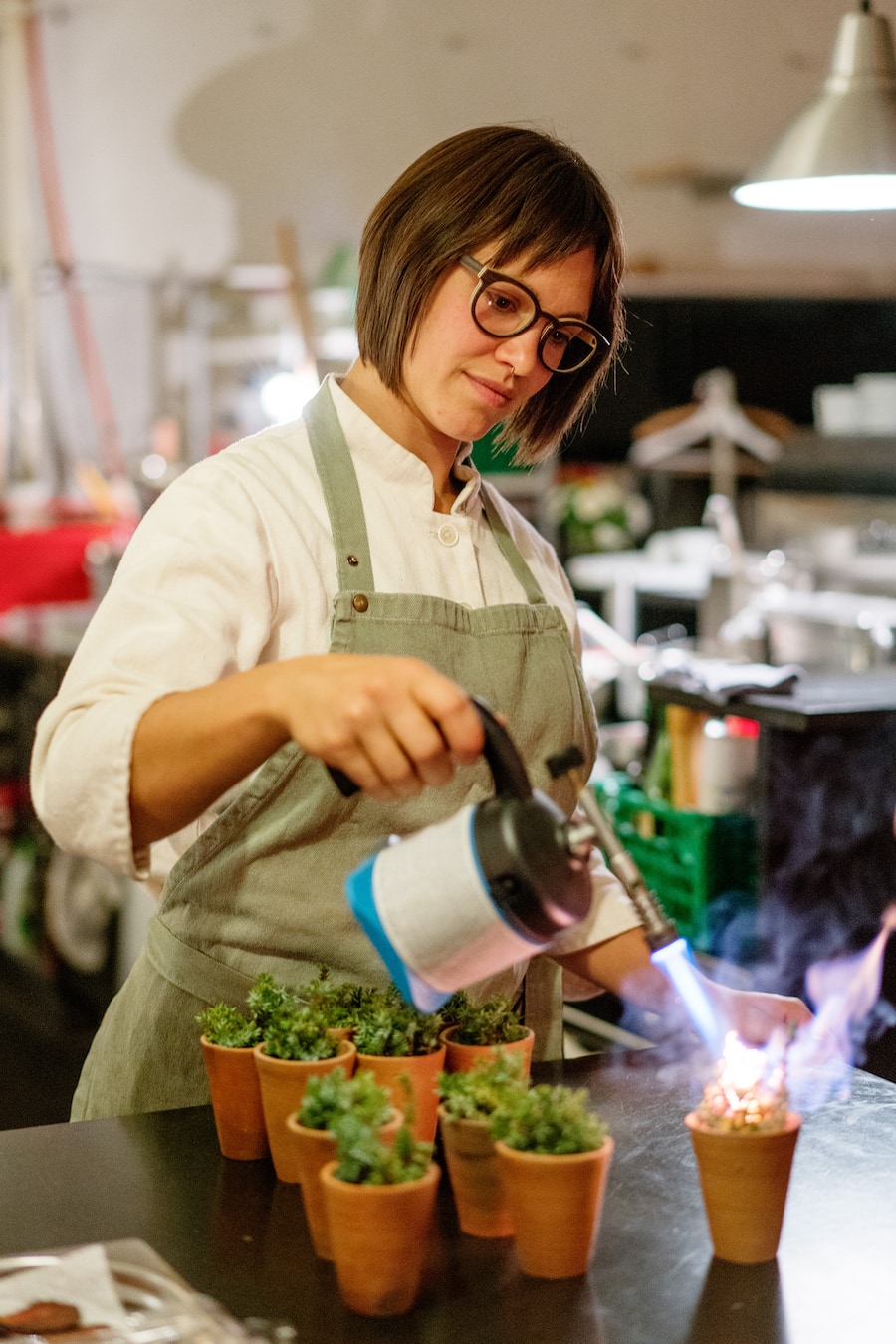 Rebecca Clopath beim Abflämmen der Wacholderzweige
