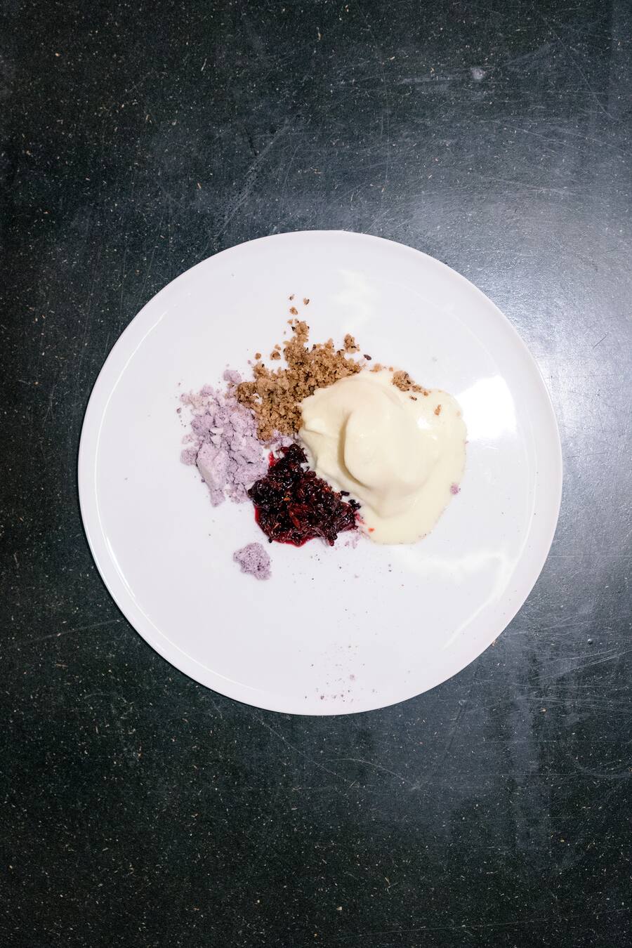 Zirben-Glacé, Brombeeren-Meringue, Berberitze und Fichte-Lärchensamen-Crumble