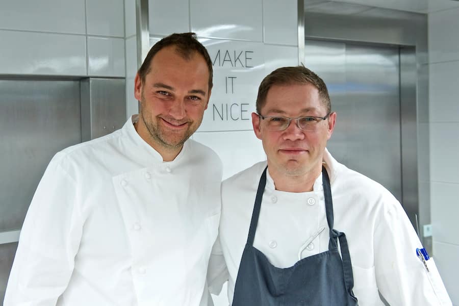 Daniel Humm (l.) mit Autor David Schnapp