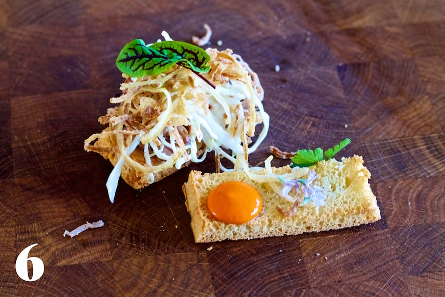 Pulled Pork Sandwich mit Focaccia, Chabissalat und Paprikacreme.