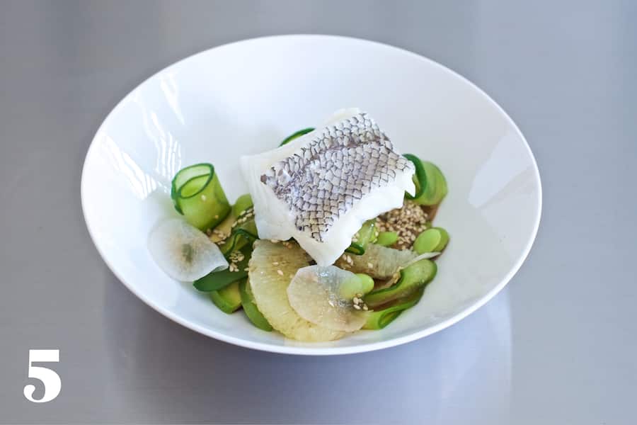Schwarzer Seehecht mit asiatischem Salat und Ponzu-Sauce