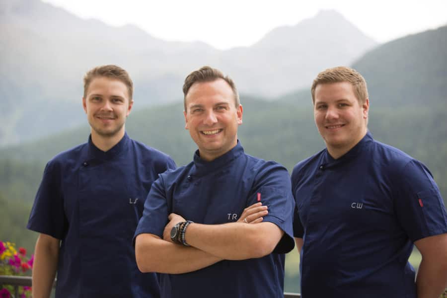 Tim Raue (Mitte) mit seinen Köchen Lion Schirmer und Christopher Wecker