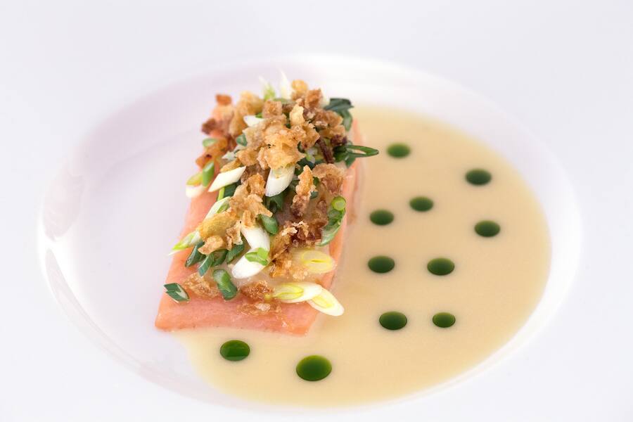 In Nussbutter konfierte Lachsforelle mit Zwiebelpüree, Frühlauch, Zwiebelcrunch. Sauce- Beurre blanc und-Lauchoel.jpg