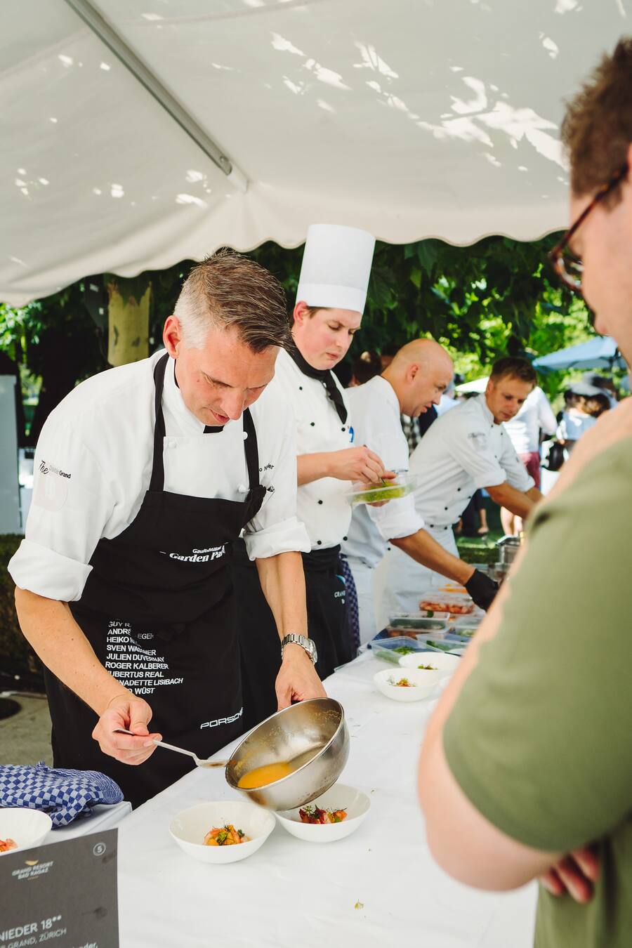 Heiko Nieder richtet Flusskrebse, Melone, Koriander, Curry und Dill an