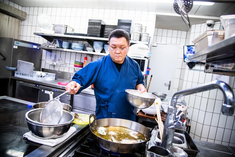 Küchenchef Hidetaka Sano vom Sala of Tokyo bei der Arbeit