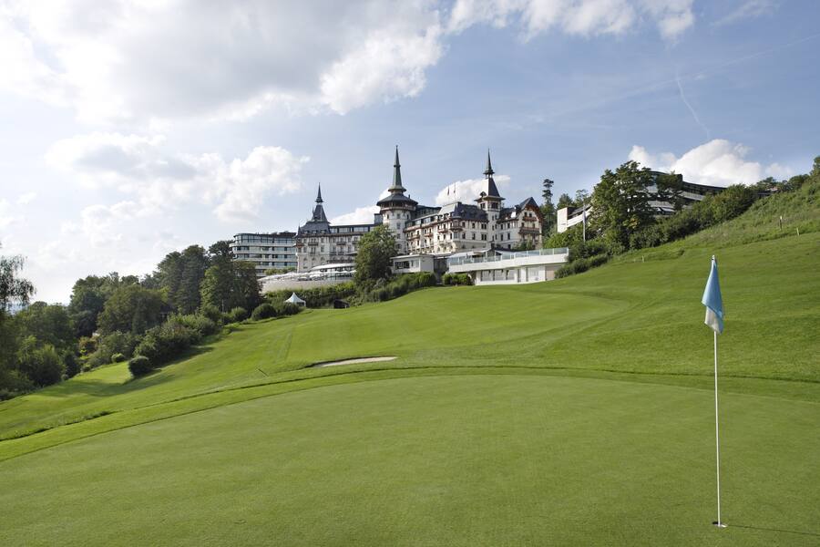 gaultmillau-TheDolderGrand-Aussenansicht-Sommer-Golfplatz