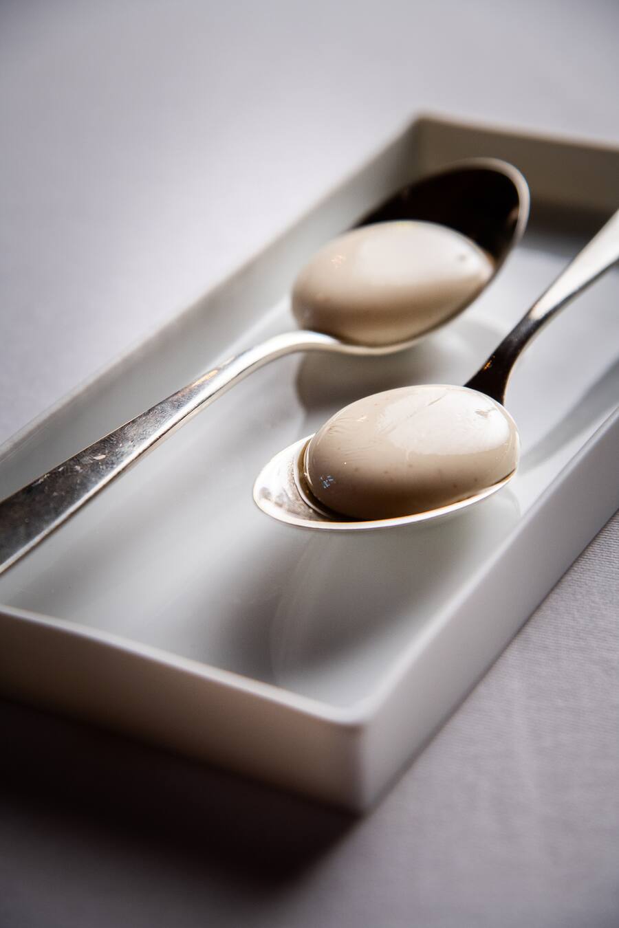 Andreas Caminada kocht mit Gaggan Anand 2018: Joghurtsphäre