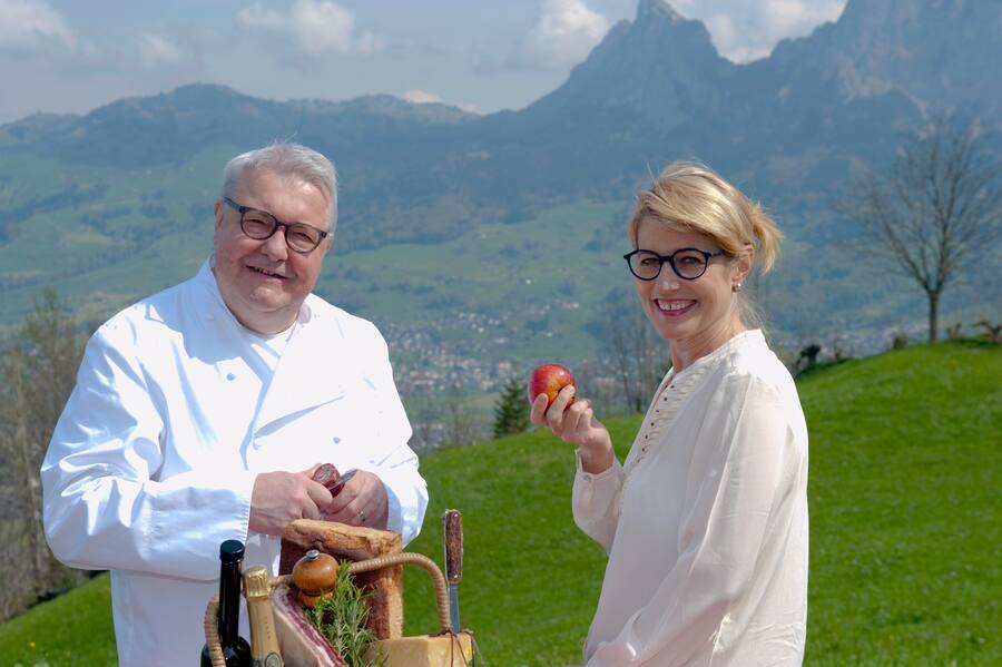 Franz und Ruth Wiget vor den Mythen und im Wald am Lauerzerberg. Crew auf dem Balkon mit Aussicht auf die Innerschweizer Berge, Restaurant Adelboden SZ, 2016