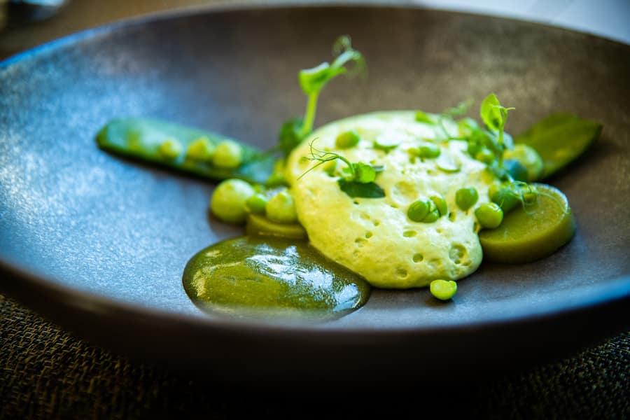Adrian Bührer 2019: Erpsencreme mit grünem Zitronengazpacho, Kefen und kerbel