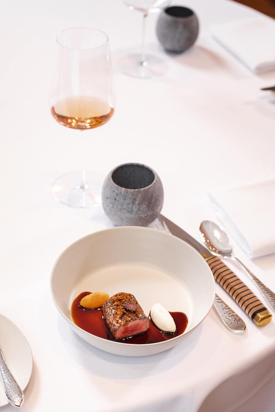 Sommeliere Amanda WassmerChampagner, Laurent-Perrier Alexandra 2004Auf Wachholderholz grillierter Rehrücken mit Aprikosen-Umeboshi, Wildjus, Tannenöl, Selleriepüree und Kiefernzapfen, Sven Wassmer, Restaurant Memories, Hotel Quellenhof des Grand Resort, Bad Ragaz