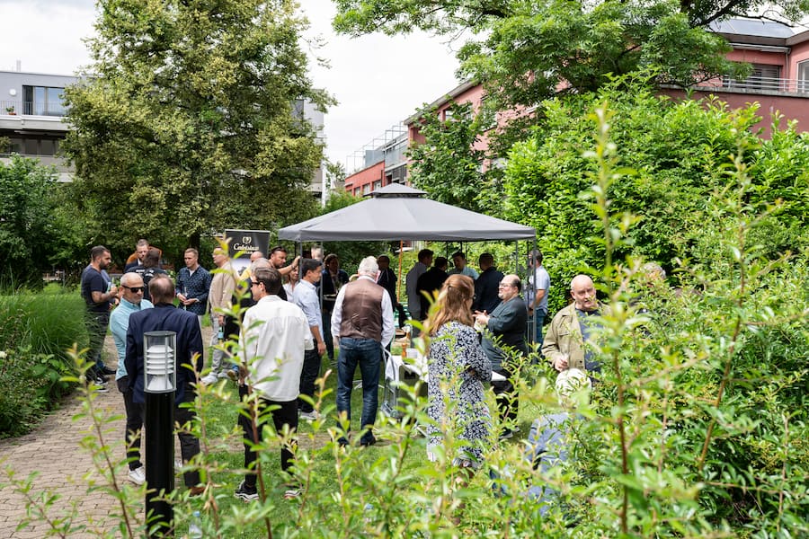 Gartenparty bei Alfred von Escher in Zürich Wollishofen, Gästeschar