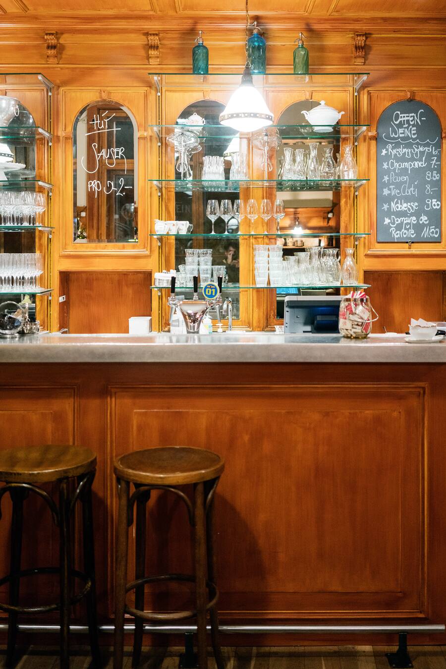 Die Alpenrose gehört zu den schönsten Lokalen in der Stadt Zürich und überzeugt mit einer gutbürgerlichen, währschaften Küche.