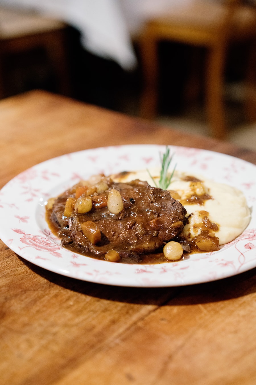 Die Alpenrose gehört zu den schönsten Lokalen in der Stadt Zürich und überzeugt mit einer gutbürgerlichen, währschaften Küche.