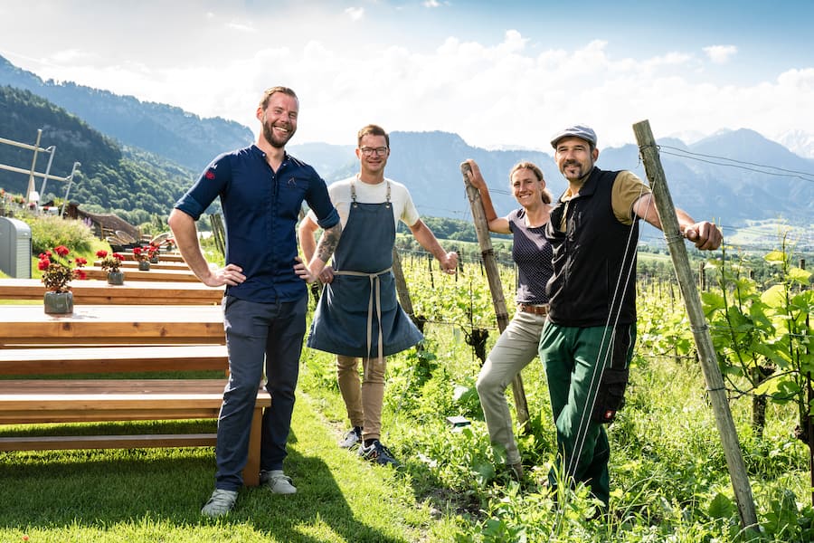 Alter Torkel, Jenins, David Esser (l), Koch, Oliver Friedrich, Veronika und Reto Ruof, Bauern, unterhalb Restaurant bei Ruofs Reben