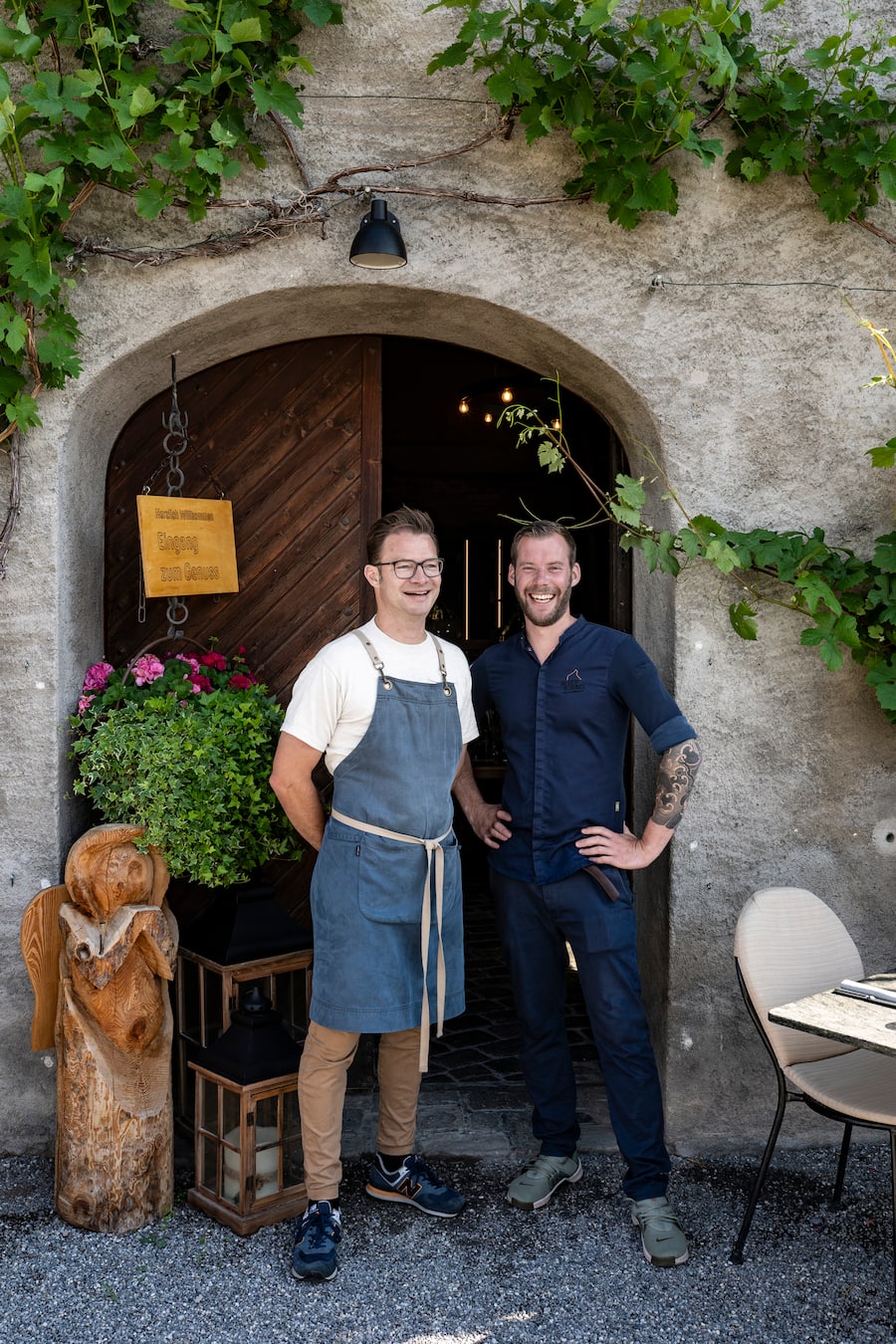 Alter Torkel, Jenins, Oliver Friedrich (l), Gatsgeber und David Esser, Koch, vor Eingang zum Restaurant