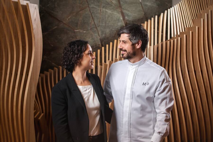 Sommeliere Amanda WassmerChampagner, Laurent-Perrier Alexandra 2004Auf Wachholderholz grillierter Rehrücken mit Aprikosen-Umeboshi, Wildjus, Tannenöl, Selleriepüree und Kiefernzapfen, Sven Wassmer, Restaurant Memories, Hotel Quellenhof des Grand Resort, Bad Ragaz