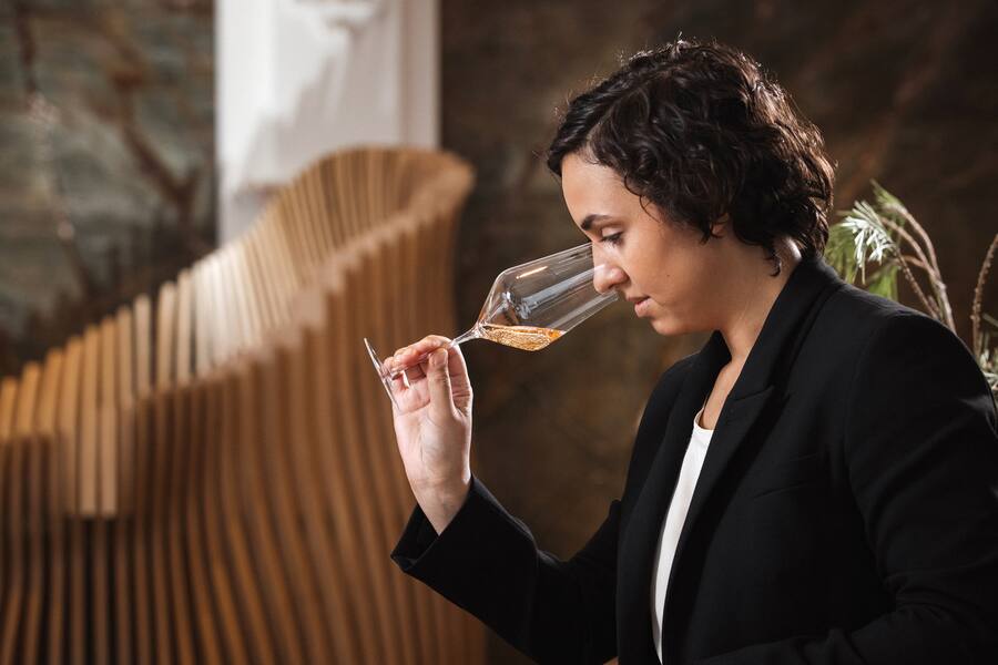 Sommeliere Amanda WassmerChampagner, Laurent-Perrier Alexandra 2004Auf Wachholderholz grillierter Rehrücken mit Aprikosen-Umeboshi, Wildjus, Tannenöl, Selleriepüree und Kiefernzapfen, Sven Wassmer, Restaurant Memories, Hotel Quellenhof des Grand Resort, Bad Ragaz