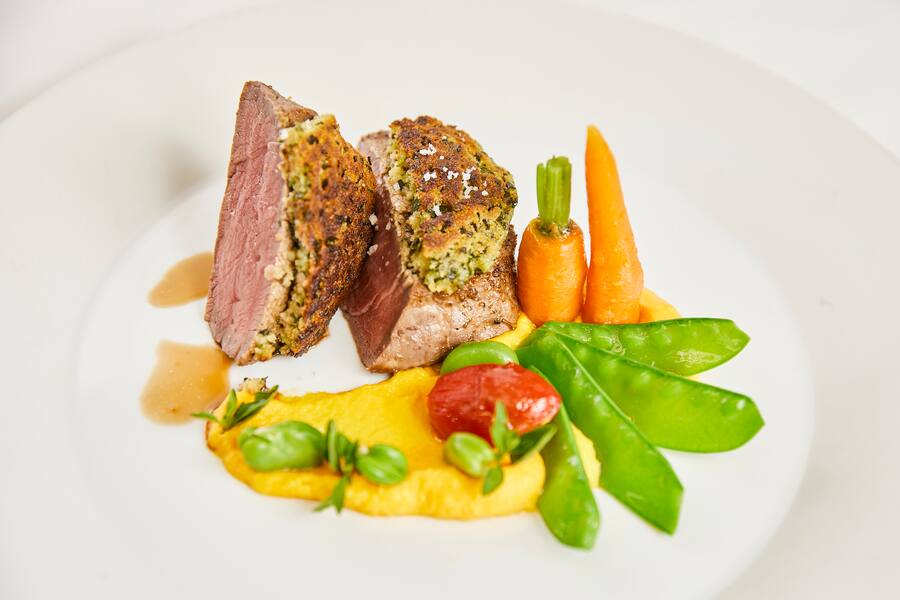 Angus-Rindsfilet mit Kräuterkruste, Karotten-Ingwer-Puree, Ueli Kellenberger, Hotel und Restaurant Rössli Bad Ragaz, 18.06.2020. Foto Lucia Hunziker