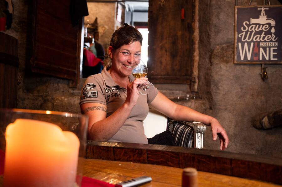 Anne Müller im Ihrem Partykeller