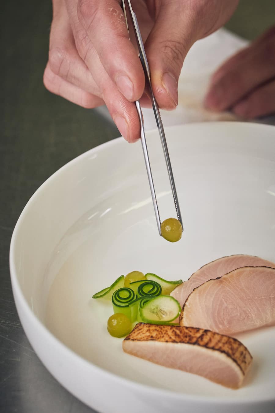 Anrichten 1. Gang: 1. Gang: Hamachi, Gurke, Ponzu und Kaviar. Dominik Sato, Seepark Thun, 03.07.2019, Foto Lucia Hunziker.