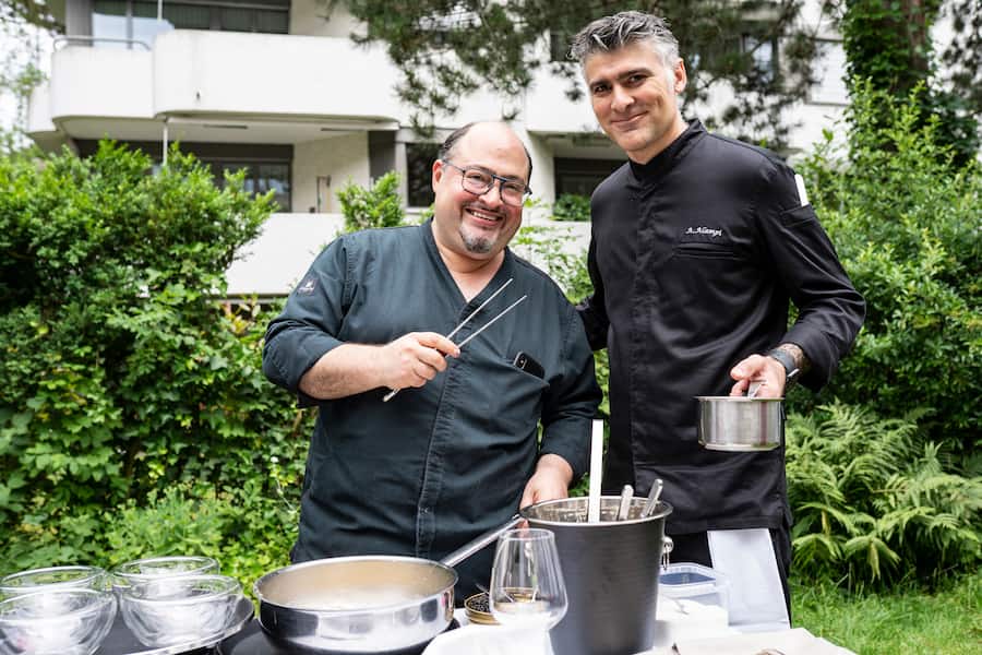 Gartenparty bei Alfred von Escher in Zürich Wollishofen, Antonio Colaianni kocht, mit Antonino Alampi, seinem Sous-Chef