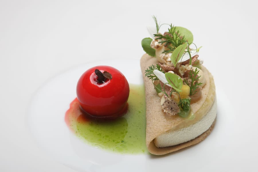 LOCARNO-ORSELINA, 13.10.2020 - Mela Boskop - Grano saraceno - Fior di Latte - Ivoire by Chef Sebastian Zier. S. Pellegrino Sapori Ticino 2020 'Sebastian Zier: The other half of the apple'. Riccardo Scamarcio meets Sebastian Zier) in Villa Orselina, Locarno-Orselina.copyright by www.steineggerpix.com & www.saporiticino.ch 2020 / photo by remy steinegger+++ no resale / no archive +++