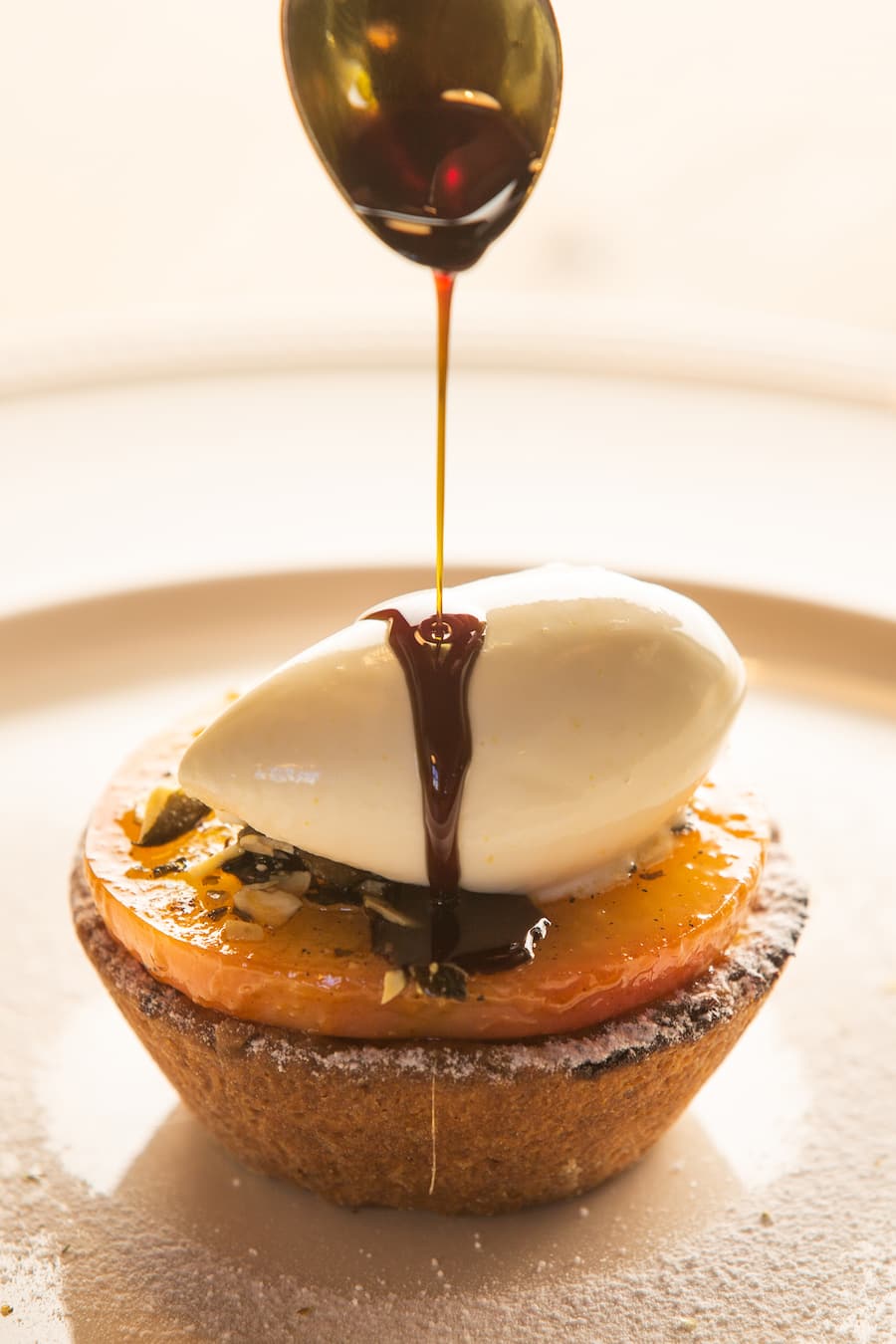 Apfelkuechlein mit Sauerrahmreis und Kuerbiskernoel