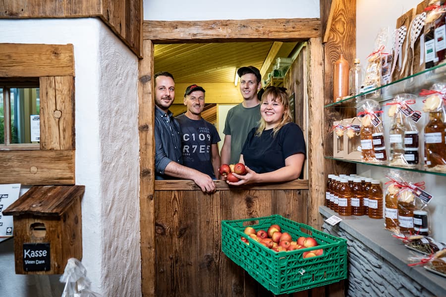 Appertshof in Schwyz, im Hofladen, Miachael Engel (l), Bauer Yaver Apperet, Sohn Thomas, Tochter Silvia
