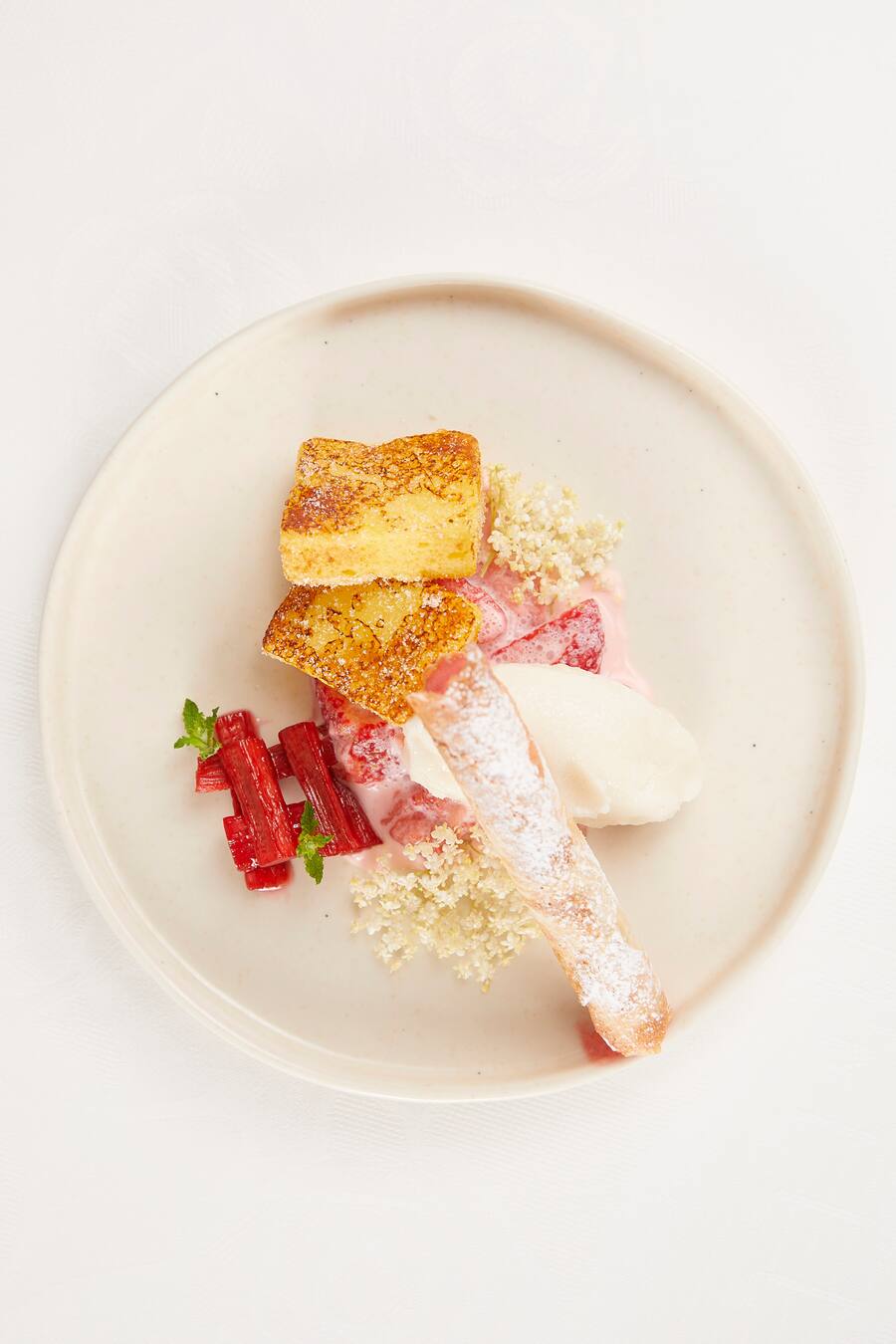 Dessert: Arme Ritter mit Safran, Erdbeeren und Rhabarber