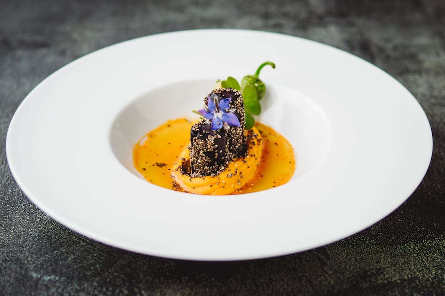 Geräuchertes Karottenpüree mit violetten Rüebli (Deep Purple) im Chiasamen-Mantel und Küttiger Rüebli - Arno Sgier (Chefkoch Restaurant Traube in Trimbach) besucht den Aarauer Rüeblimärt für sein Rüebli-Gericht - Mittwoch, 7.11.2018 - Copyright Olivia Pulver