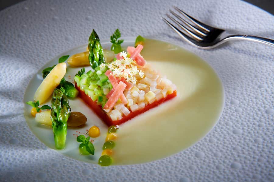 Sierre. Le 26 et 26 mai 2021, Didier De Courten, A lâatelier Gourmand , ici son Fondant printanier aux asperges vertes et blanches du Valais et jambon cru du Pays et une vinaigrette rafraichissante à la fleur de sureau © Sedrik Nemeth