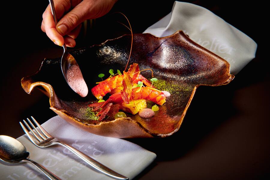 Sierre. Le 26 et 26 mai 2021, Didier De Courten, A lâatelier Gourmand , Ici Des Gambero Rosso sauvages de Méditerranée au parfum de bergamote, croustillantes galettes de riz au lard dâanniviers et un jus de carcasse au pinot noir © Sedrik Nemeth