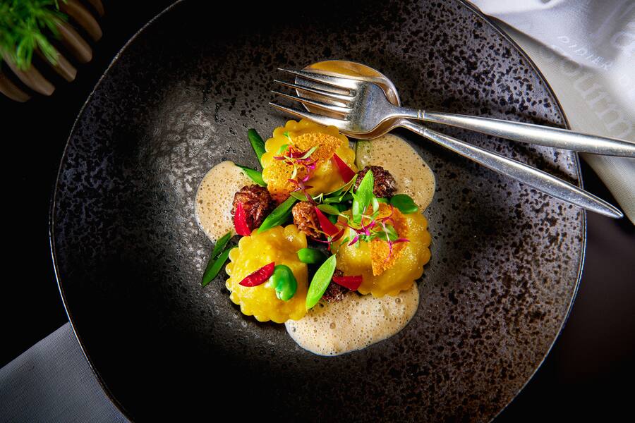 Sierre. Le 26 et 26 mai 2021, Didier De Courten, A lâatelier Gourmand , DesRavioles aux morilles fraiches aux poireaux et févettes, oignons au vinaigre de cerise et une émulsion au vin des glaciers © Sedrik Nemeth