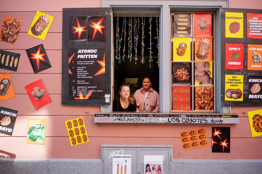 Atomic Fritten Zürich Pop-up in der Gotthard Bar von Linda Hüsser und Meret Diener