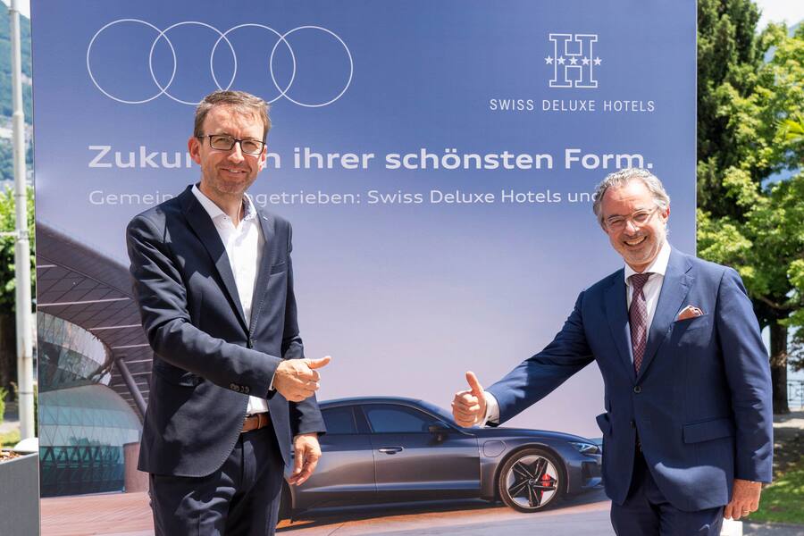 Auf gute Zusammenarbeit: Dieter Jermann (Audi, links), Jan Brucker (SDH).