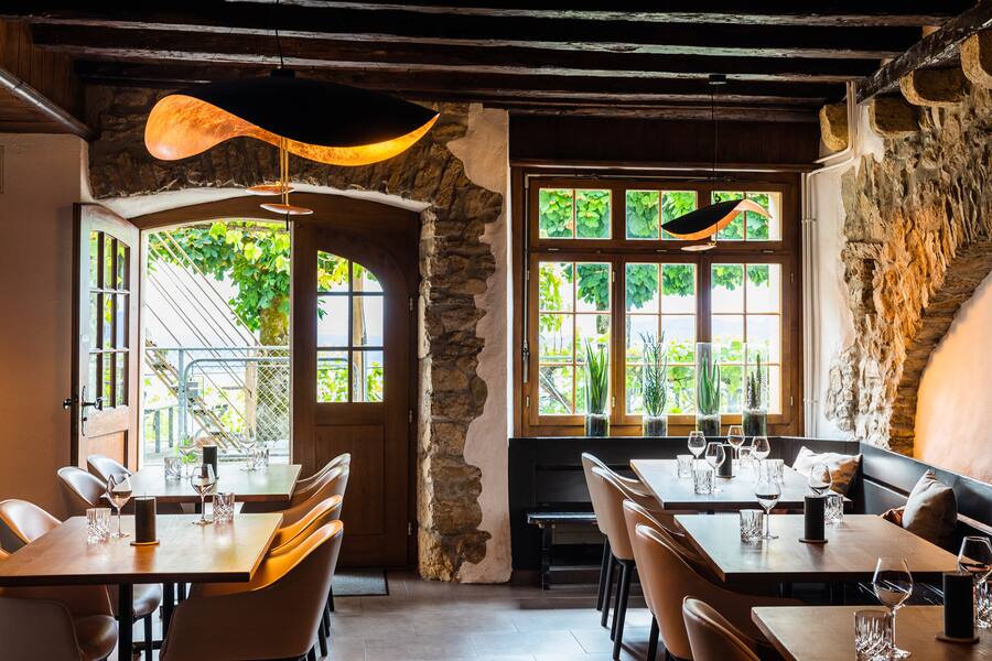 Unterwegs mit Journalistin Sabrina Glanzmann. Zu Besuch bei der Land Beiz "Aux Trois Amis" in Schernelz am Bielersee. Inhaber Duo Cynthia Lauper und Marc Joshua Engel servieren das Rezpt "Coq aux Chasselas"