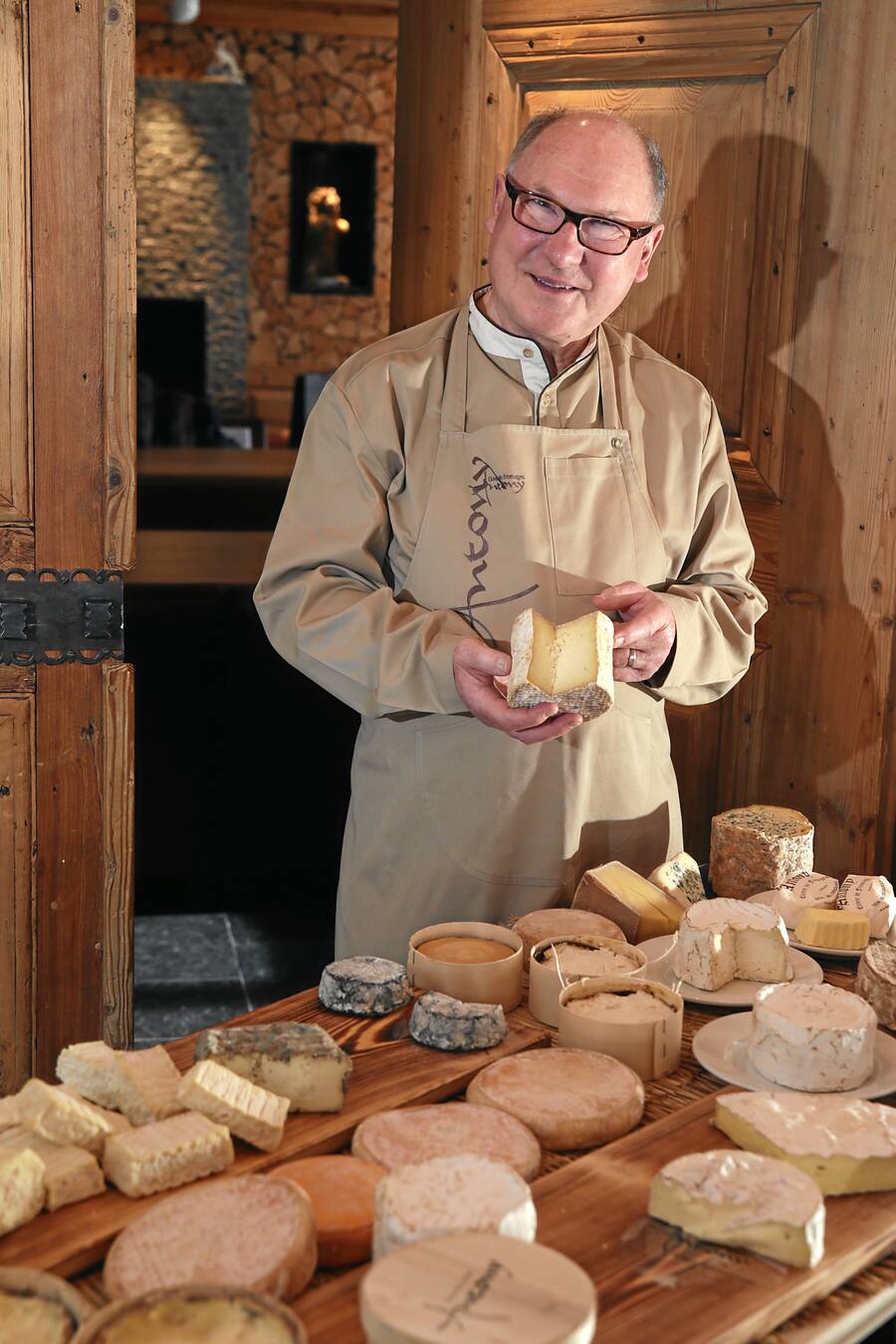 ST. MORITZ/SWITZERLAND, 29JAN14 - Kaesepapst Maitre Antony praesentiert erlesene Kaesespezialitaeten anlaesslich des 'Chefs Table' im 'La Marmite' auf Corviglia, St. Moritz, Europas hoechstgelegenem Gourmetrestaurant, waehrend dem 21. St. Moritz Gourmet Festival am 29. Januar 2014.Impression of the 'Chefs Tabl' at the 'La Marmite' on Corviglia, St. Moritz, during the 21st St. Moritz Gourmet Festival, January 29, 2014.swiss-image.ch/Photo Andy Mettler