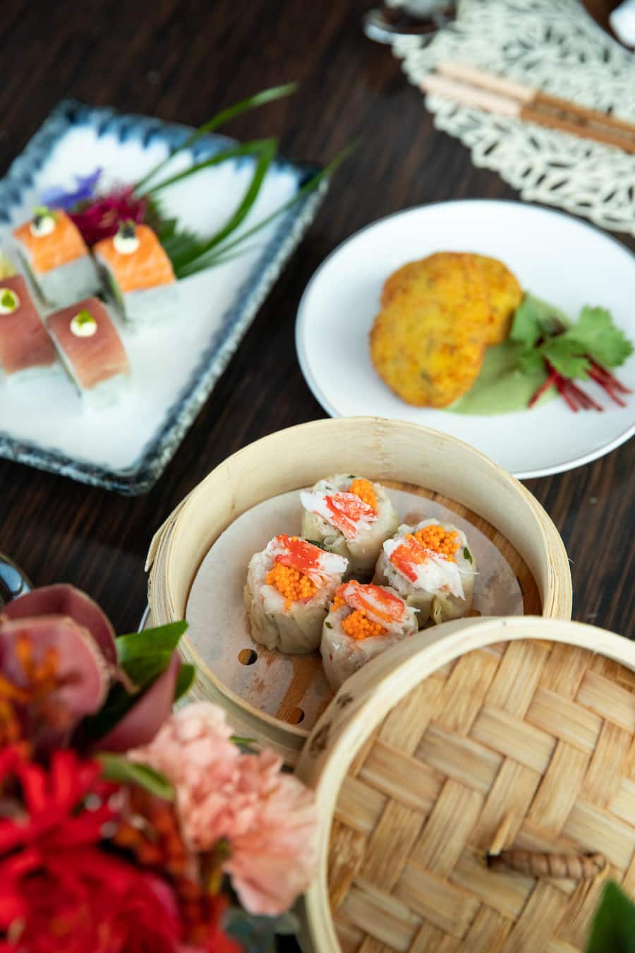 Vorspeisen im Spices: Sushi, frittierte Kartoffeln und gedämpfte Dumplings., Bürgenstock, Festive Dinner im Spices Kitchen & Terrace, Mike Wehrle (Culinary Director), Chatsorn Pratoomma (Küchenchefin) © Sarah VoneschÂ