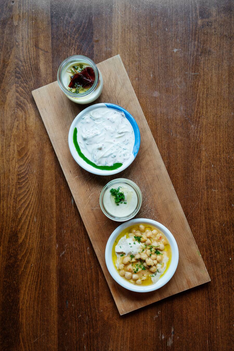 Vorspeisen: Limabohnen-Hummus, Auberginencrème, Tzatziki, Fetacrème in der Bank Zürich am Helvetiaplatz