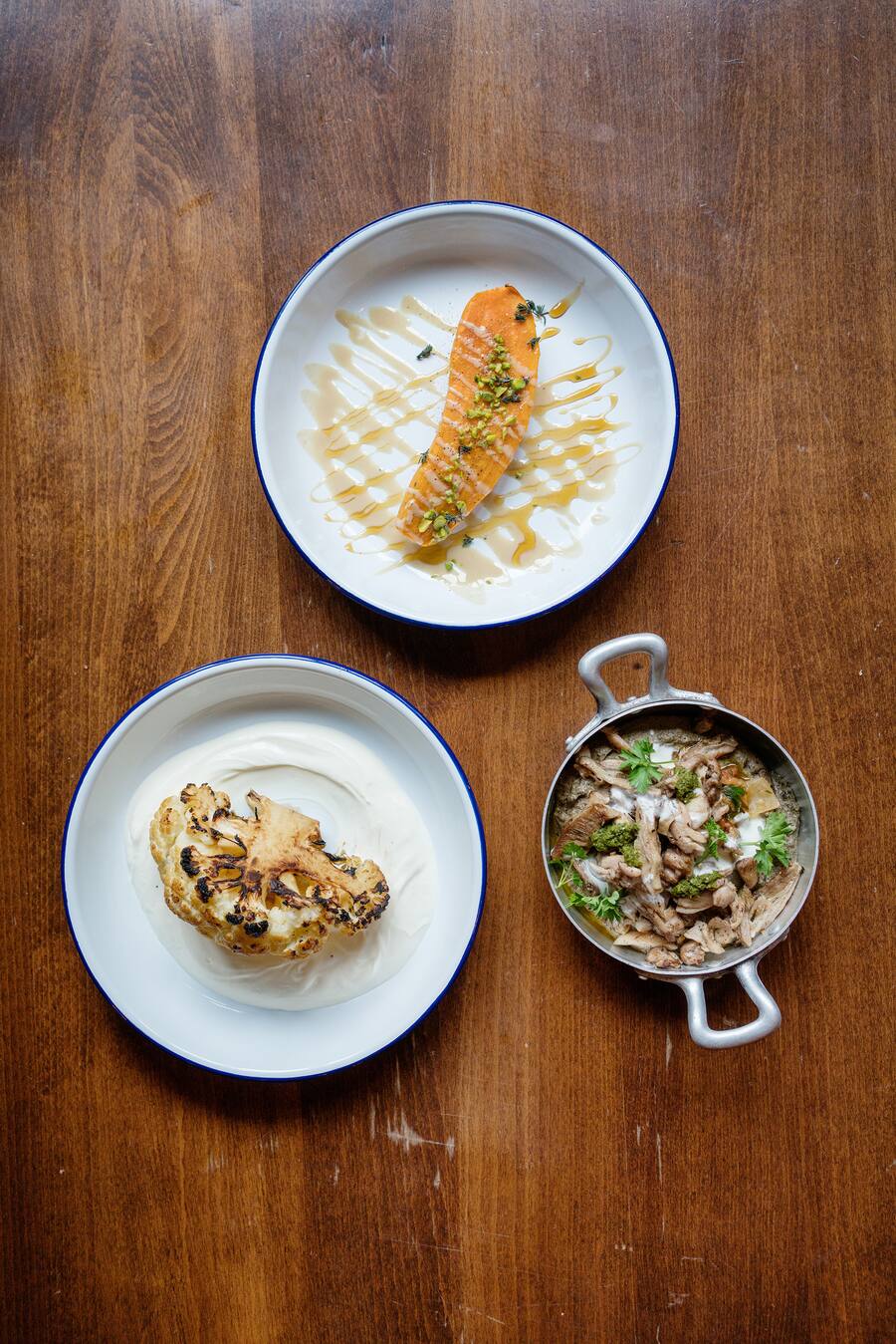 Gerösteter Blumenkohl mit Labneh, Süsskartoffel, Lamm und Poulet in der Bank Zürich am Helvetiaplatz