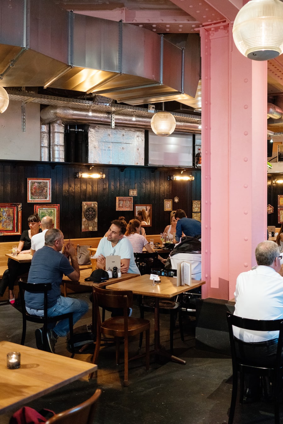 Esstische in der Bank am Helvetiaplatz in Zürich