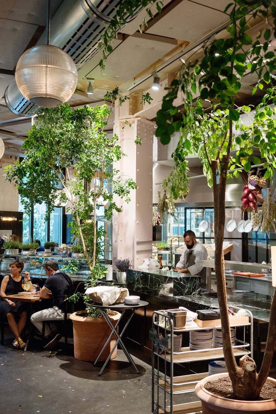 Eingangsbereich und Show-Küche in der Bank in Zürich am Helvetiaplatz