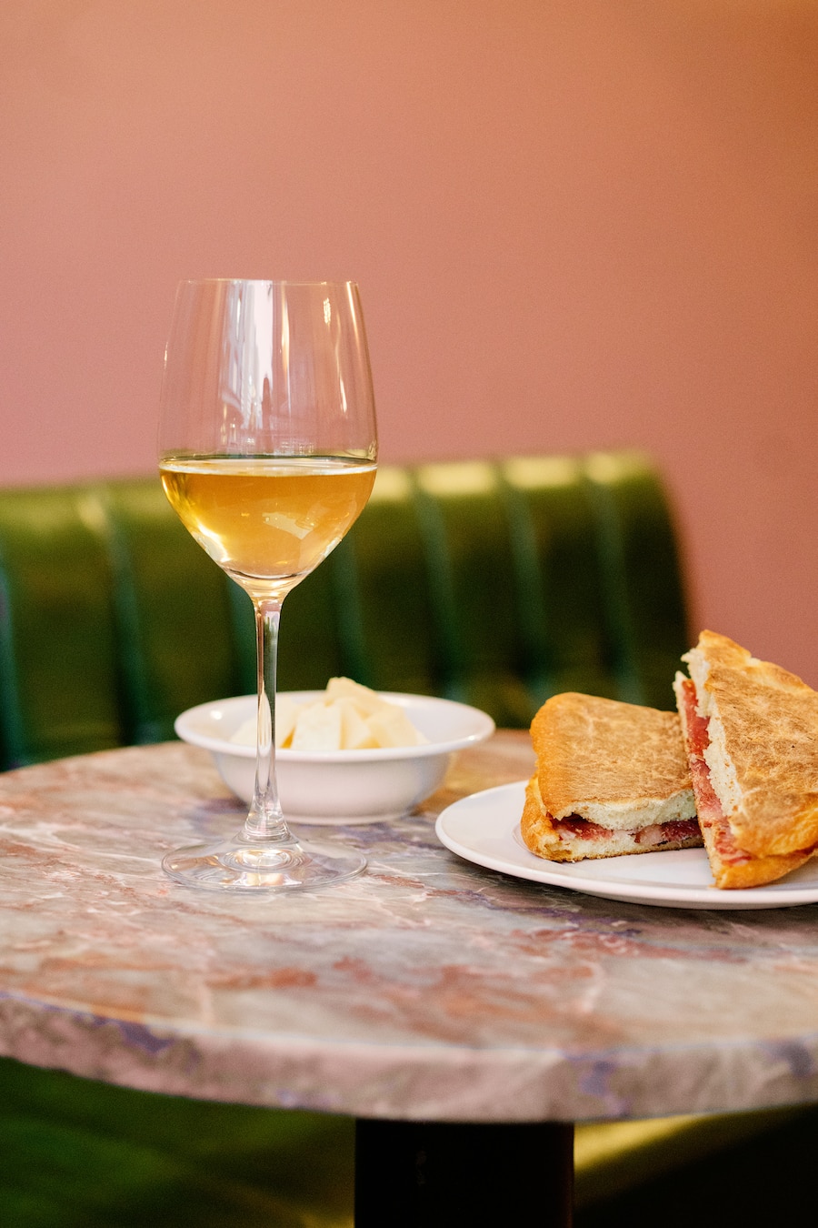 Italienische Szene Bar Sacchi beim Lochergut in Zürich mit Negroni, Lambrusco und Naturweinen von Claudio Sacchi