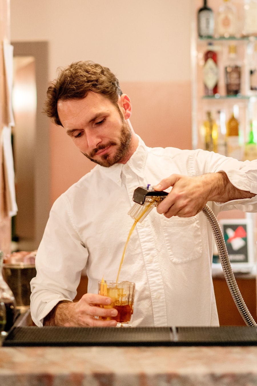 Italienische Szene Bar Sacchi beim Lochergut in Zürich mit Negroni, Lambrusco und Naturweinen von Claudio Sacchi